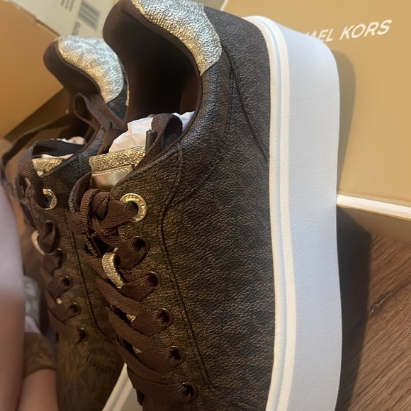 Metallic Two-Tone Signature Logo Platform Sneaker. Size 7 - Picture 6 of 7